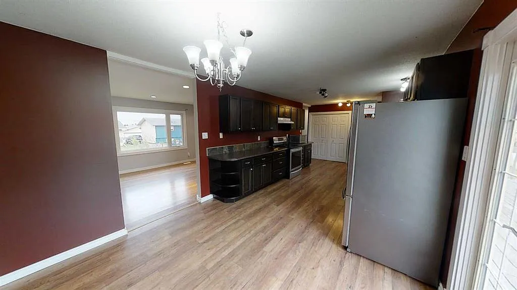 5 bed, 2.5 bath, 1298 sqft, $2,400 — Photo 4