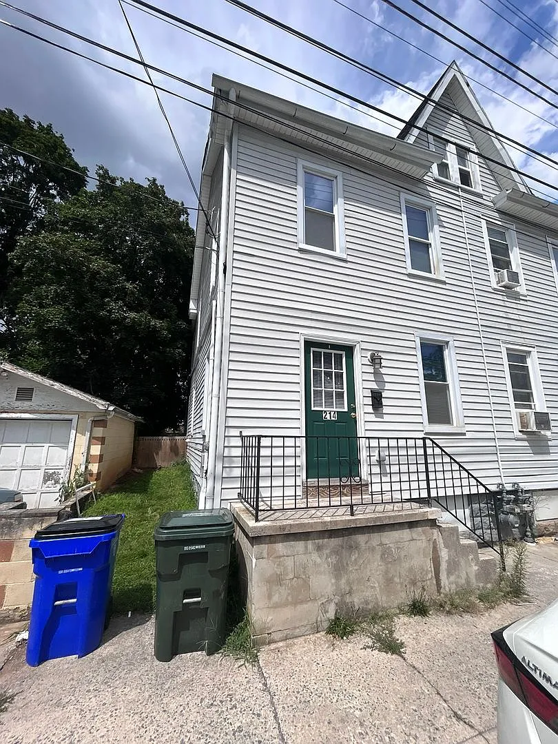 3 bedroom, 1 bath, 2 story half double house — Photo 2