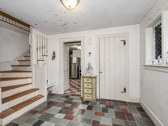 3rd image of 39 Holman Rd