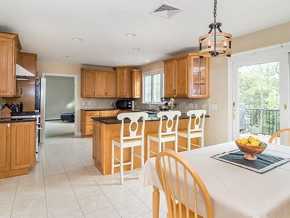 5th image of 27 Windsor Dr