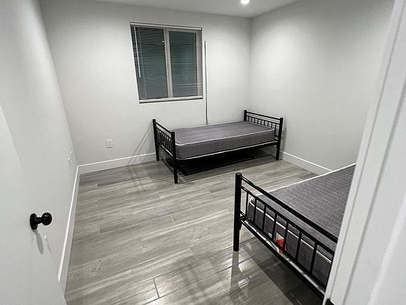 4th image of 1608 W 35th Pl #1608