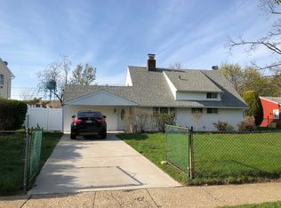 21 Barter Ln, Hicksville, NY 11801