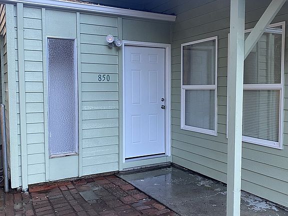 3rd image of 850 W Powell Blvd