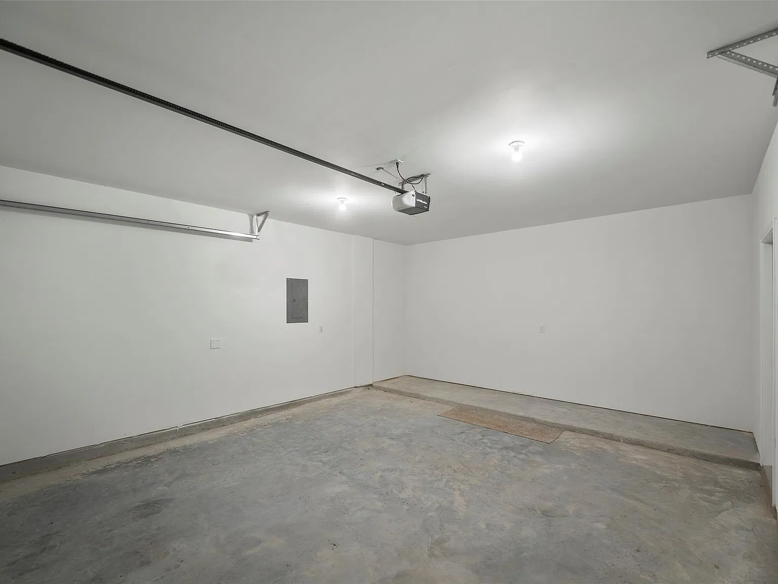 4 bed, 2.5 bath, 2157 sqft, $2,350 — Photo 4