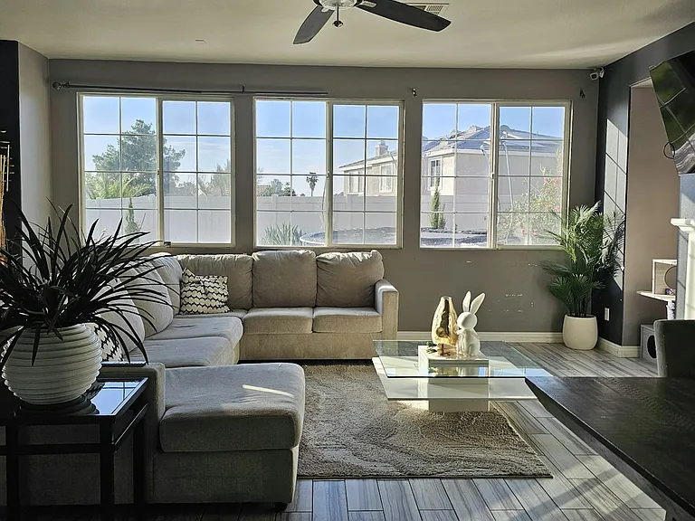 Family room/View 1