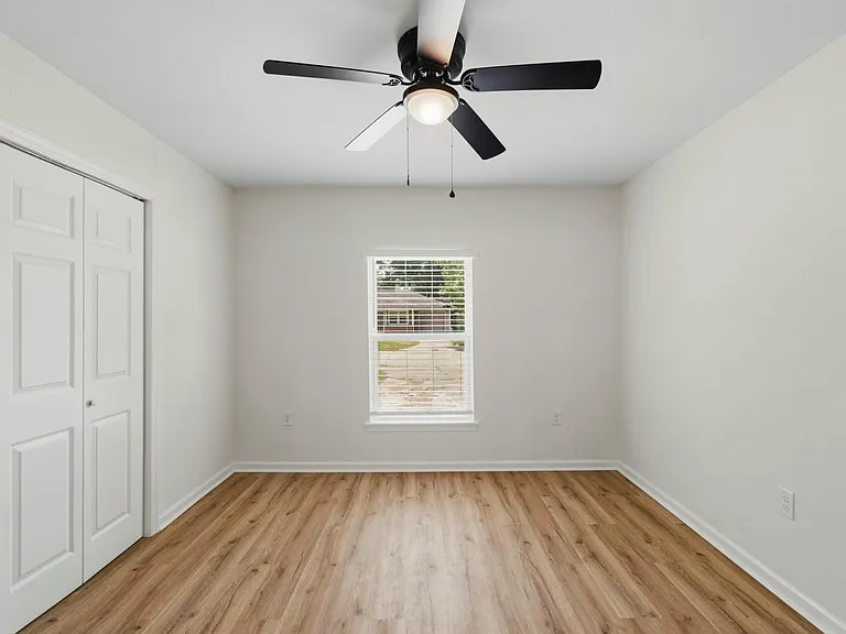 913 Meadowlane St — Photo 22