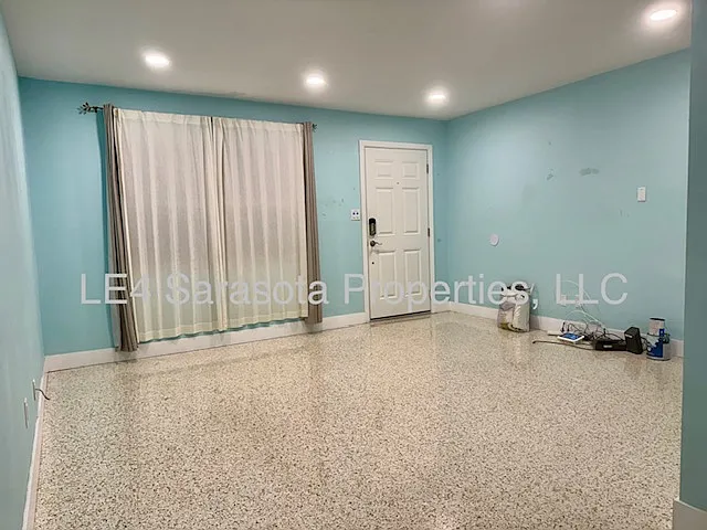 538 Lafayette Ct — Photo 2