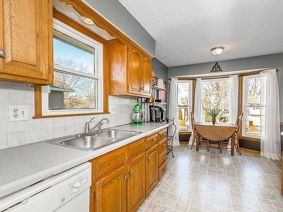 5th image of 2111 NE Knollbrook St