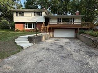 3707 N Oak Knoll Rd, Crystal Lake, IL 60012