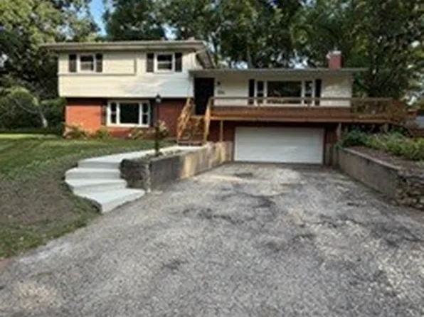 3707 N Oak Knoll Rd, Crystal Lake, IL 60012
