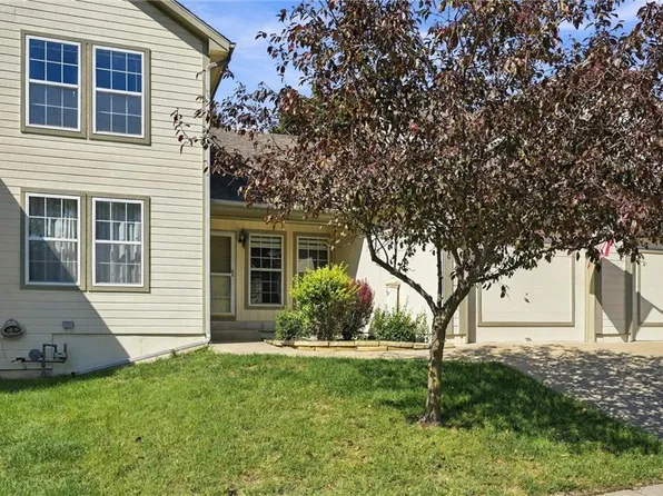 8310 N Barclay Cir, Kansas City, MO 64118