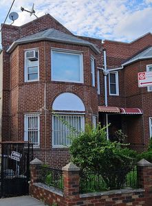 2272 37th St, Long Island City, NY, 11105