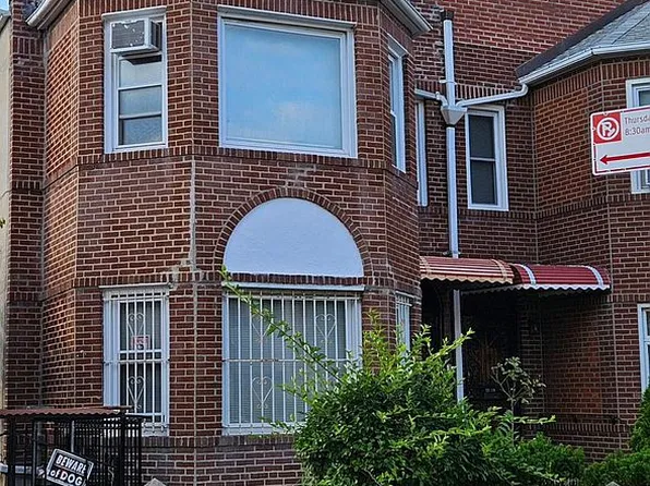 2272 37th St, Astoria, NY 11105