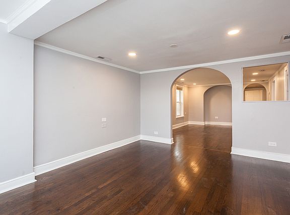 3rd image of 2929 W Roscoe St #G