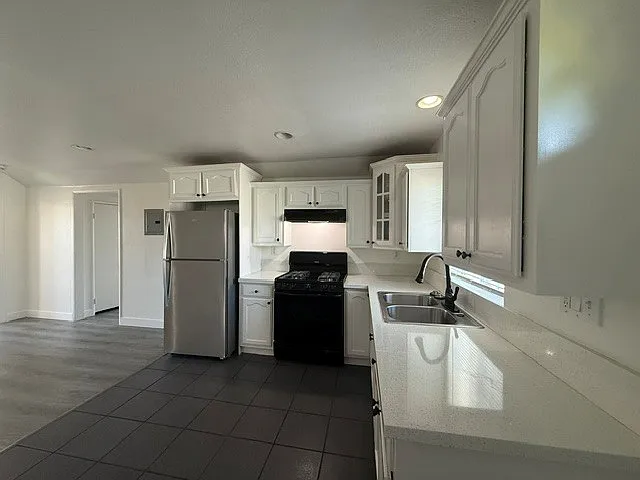 4163 1/2 S Budlong Ave — Photo 2