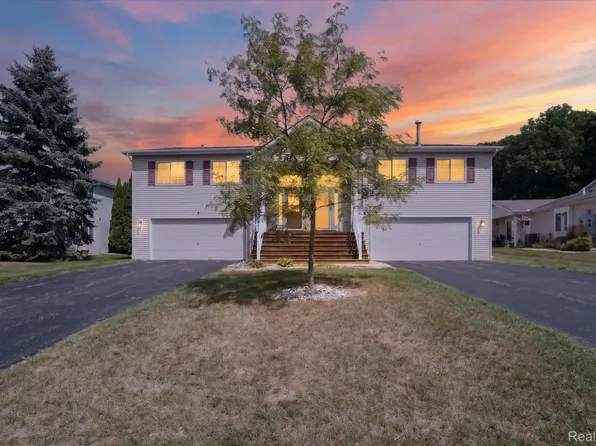 9515 Timber Ridge Dr, Grand Blanc, MI 48439