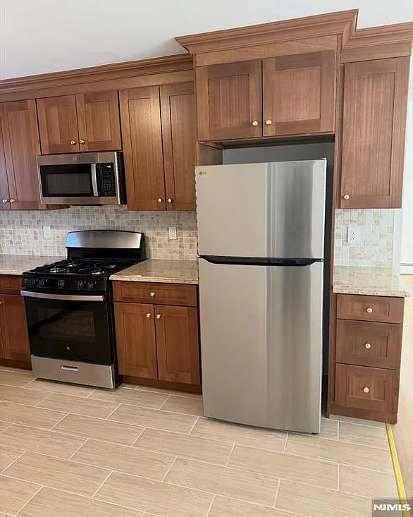 3 bed, 1.0 bath, $2,400 — Photo 4