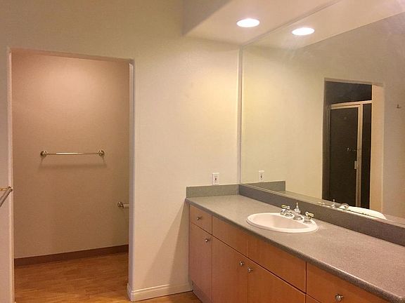 4th image of 131 E San Fernando St #402