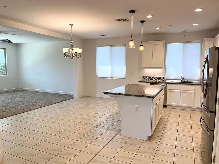 937 Lindsay Ln — Photo 5