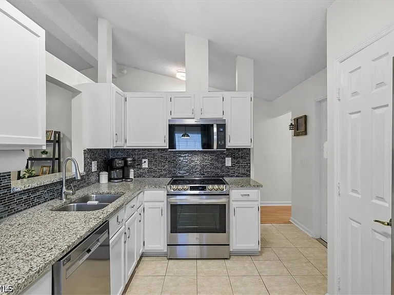 11179 Bentley Trace Ln E — Photo 3