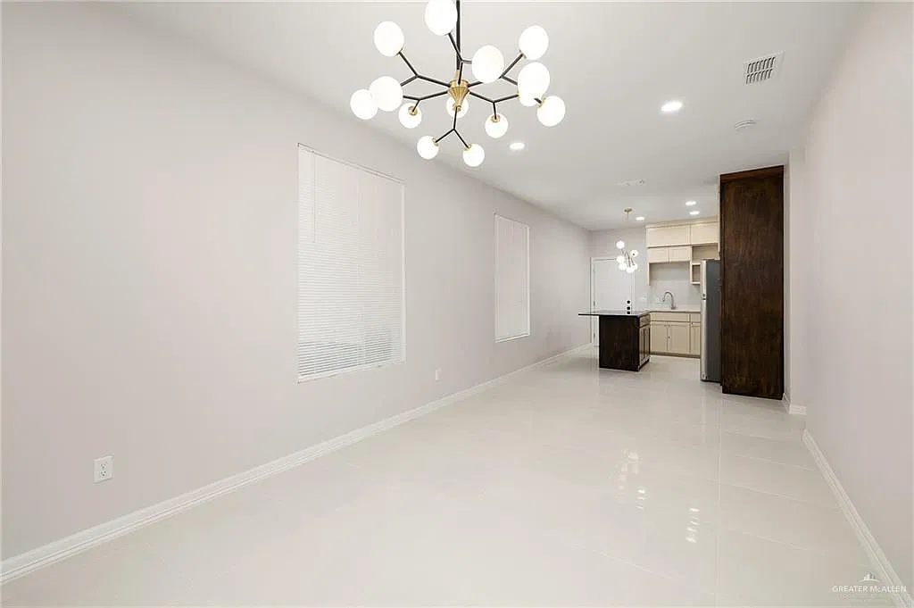 3 bed, 2.0 bath, 4250 sqft, $1,100 — Photo 3