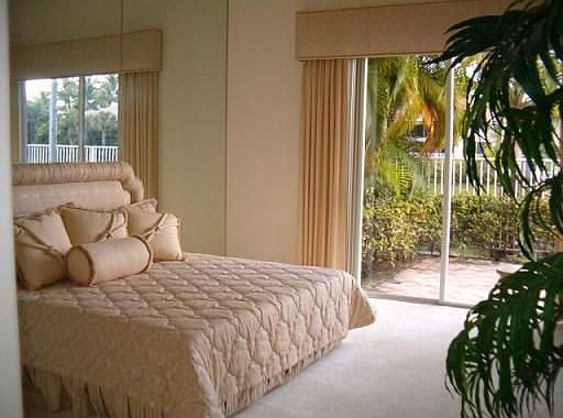 Staely Master/Pool & Lake veiw