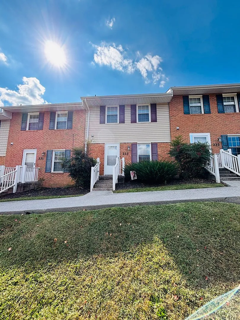 2 Bedroom, 1.5 Bath Townhouse — Photo 1