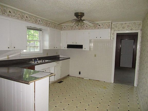 3rd image of 837 Cherokee Dr