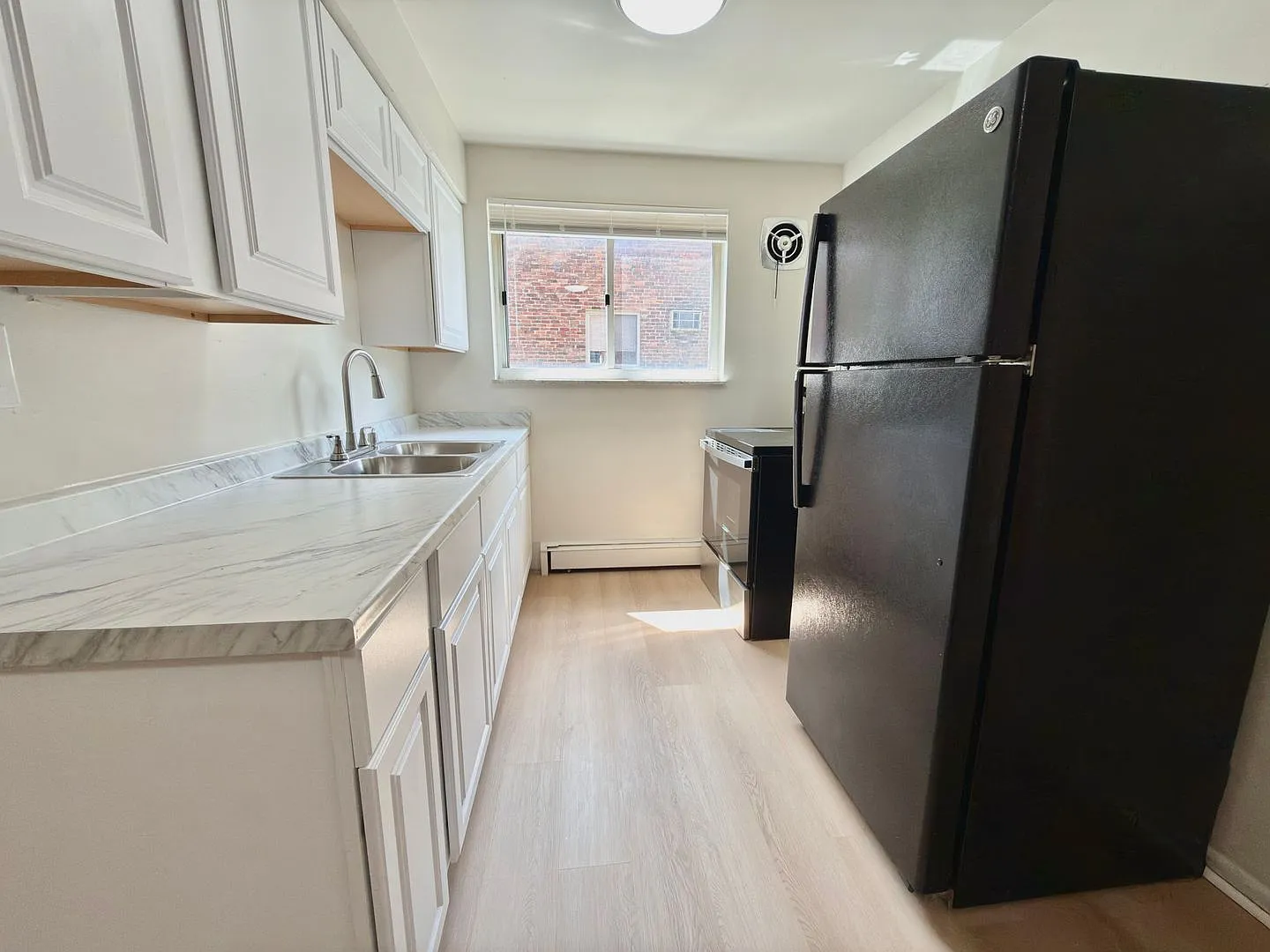 2 bed, 1.0 bath, $1,095 — Photo 4