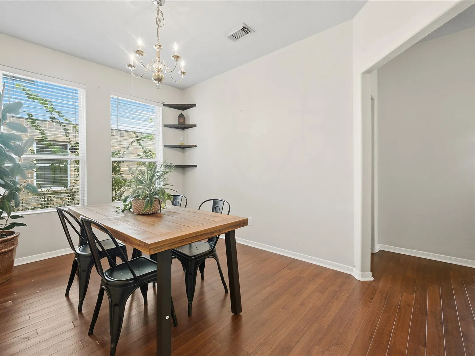 3 bed, 2.5 bath, 2344 sqft, $2,100 — Photo 3