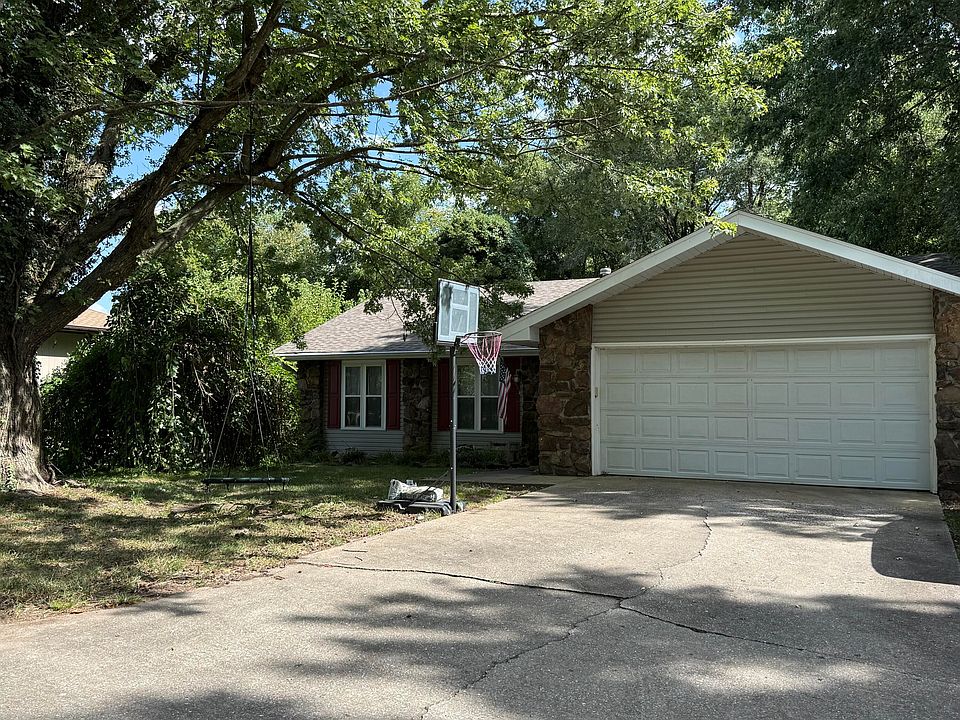 1st image of 1014 W Woodland Drive