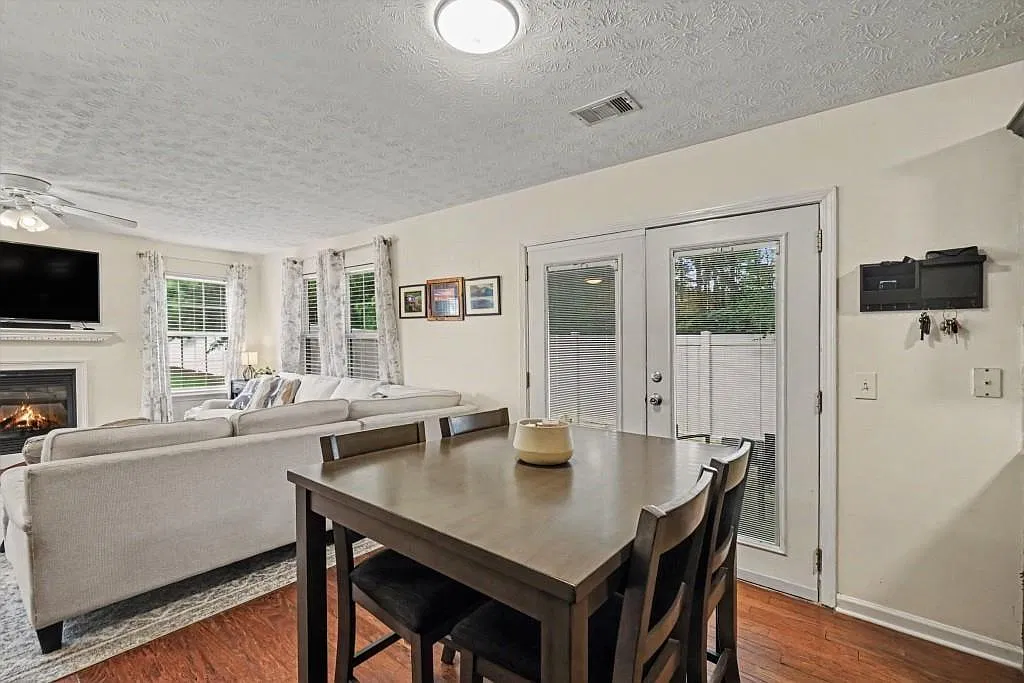 3 bed, 1231 sqft, $1,990 — Photo 4