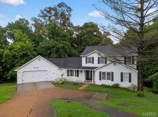 1230 Woodridge Trails Dr, Fenton, MO 63026