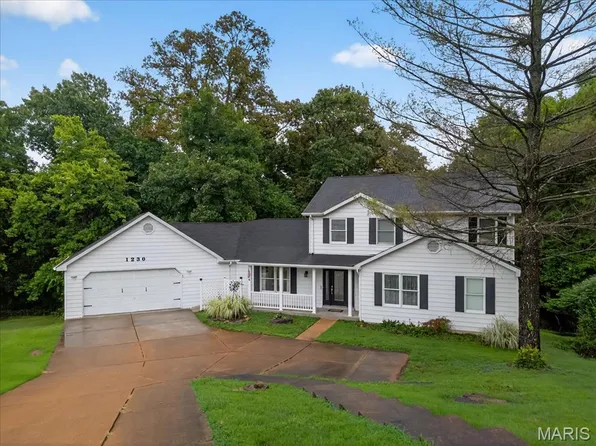 1230 Woodridge Trails Dr, Fenton, MO 63026