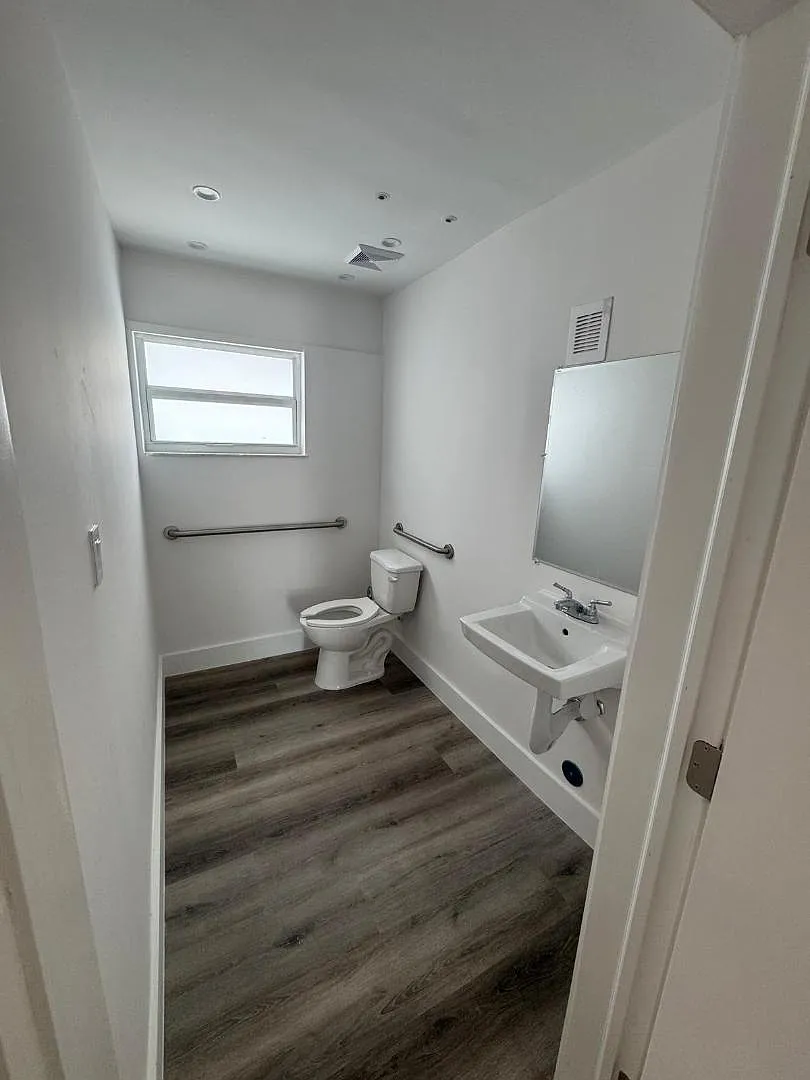 2222 NW North River Dr — Photo 3