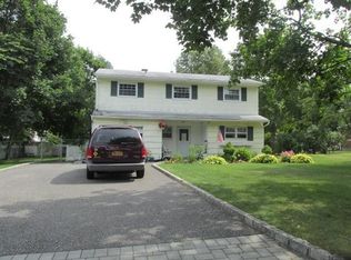 8 Sambi Ct, Farmingville, NY 11738