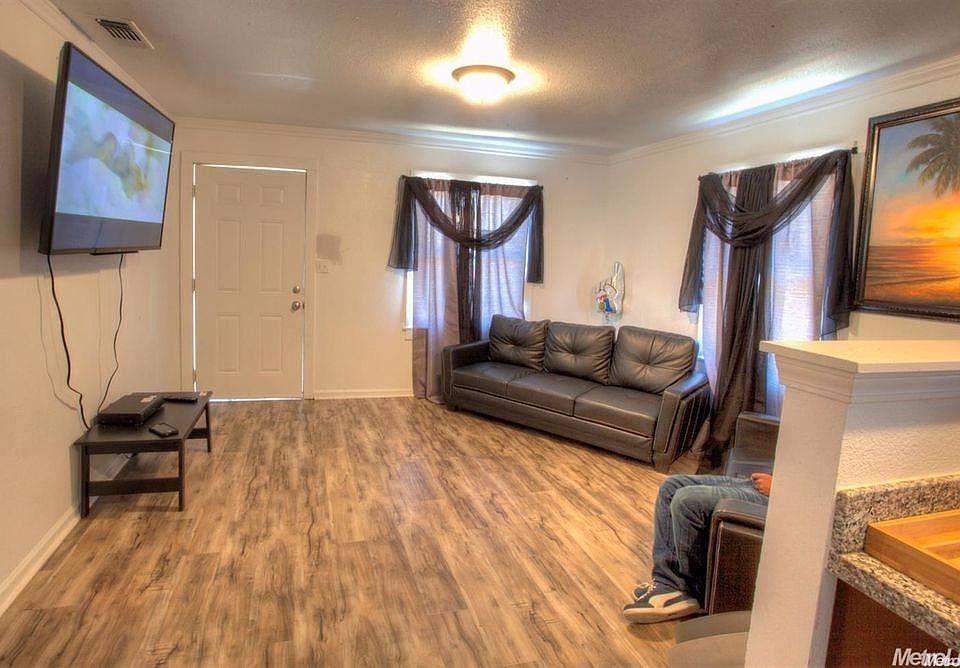 2nd image of 4003 42nd St