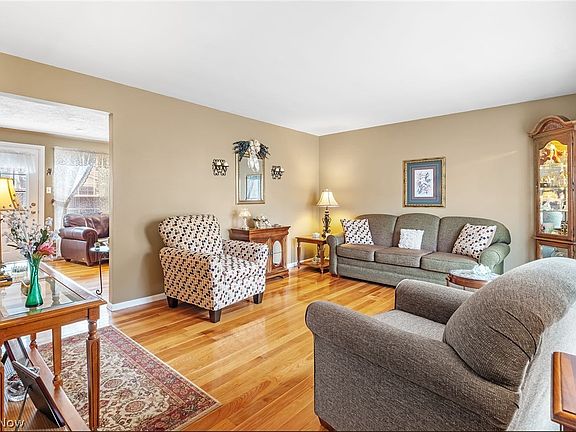 3rd image of 880 Markham Ave