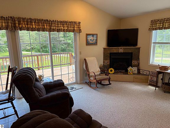 3rd image of 85 Busch Ln