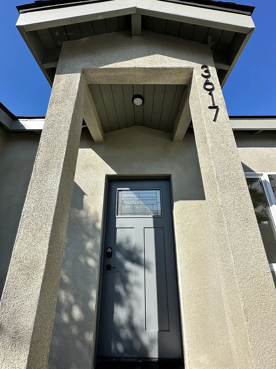9 foot ceiling and south facing - 3617 W Victory Blvd