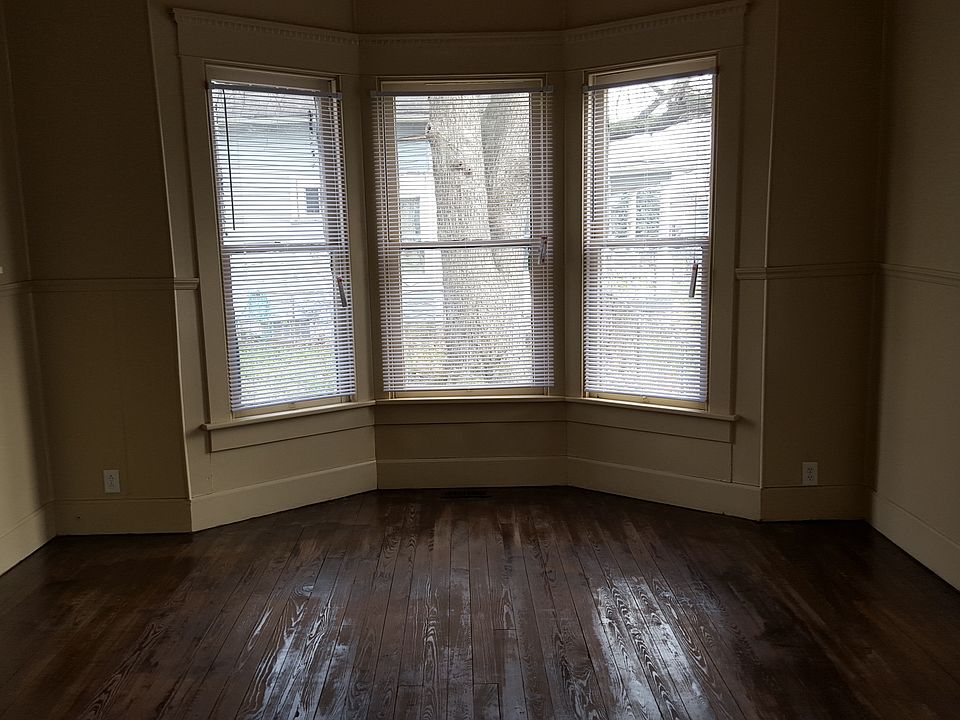 2nd image of 910 E Minnesota St