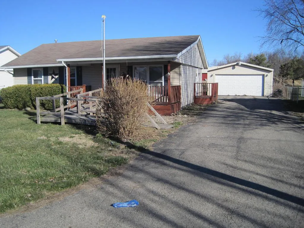 116 E School St photo 1