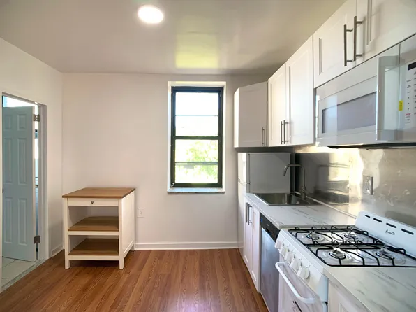 293 Tompkins Avenue image 2 of 28