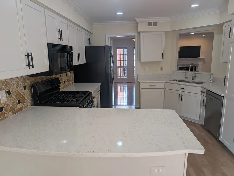 11908 Matthews Ct — Photo 5