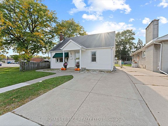 3rd image of 461 Lauzon Rd