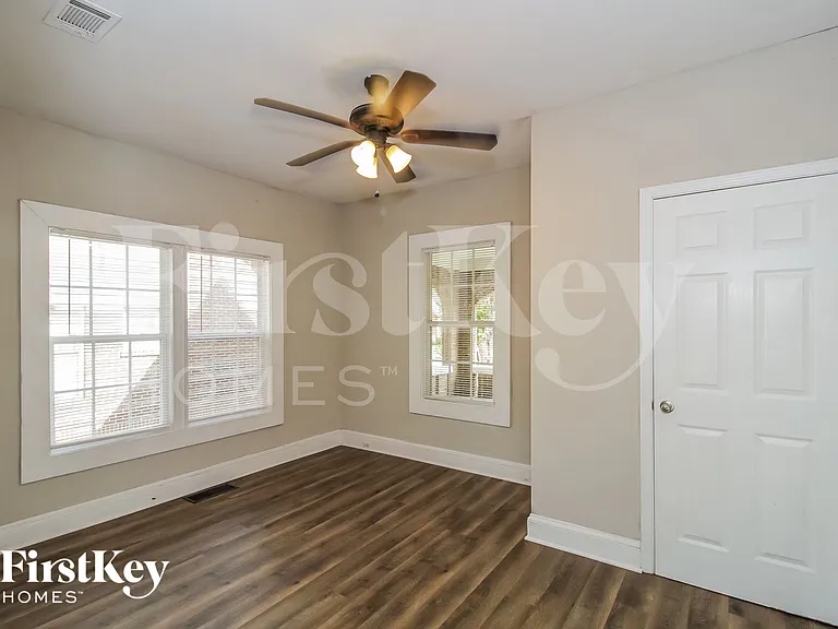 1387 Beecher St SW — Photo 9