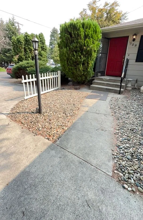 Large 4 Bedroom Orchards Home with private backyard! — Photo 3