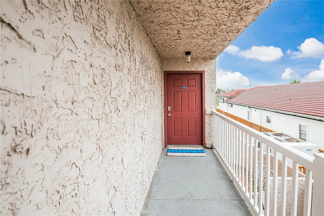 1 bed, 1.0 bath, 676 sqft, $1,950 — Photo 4
