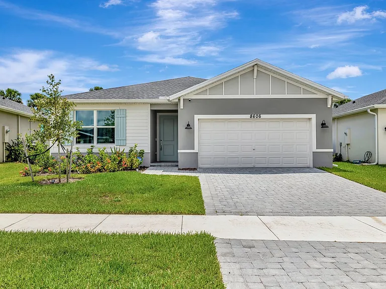 8606 Dahlia Cir — Photo 1