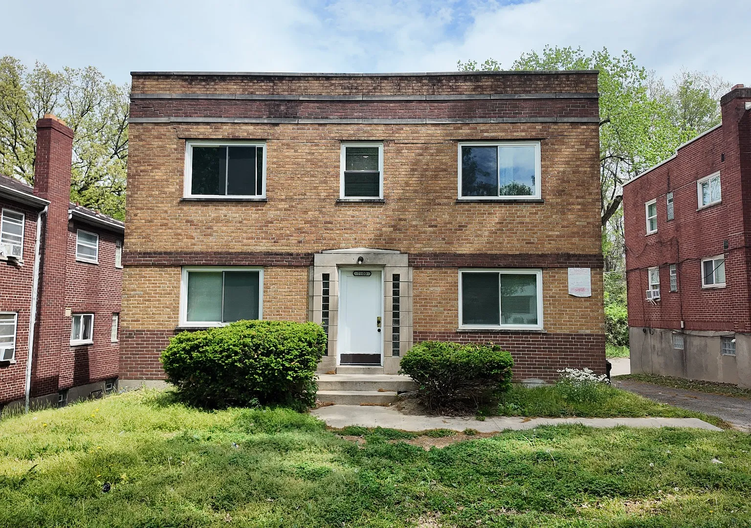 Bright 1-Bed with Hardwood Floors & Off-Street Parking 7100 Eastlawn Dr, Cincinnati — Photo 1